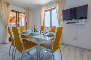 TV a/nebo společenská místnost v ubytování VILLA VISA