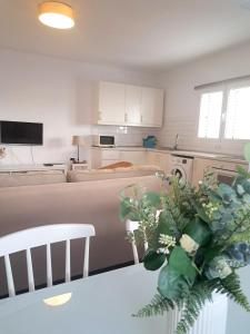 Una sala de estar y una cocina con una cama y una mesa. en Beach House Arinaga, en Arinaga