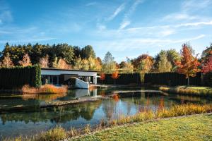 une maison au milieu d'un étang dans l'établissement Geinberg5 Villen, à Geinberg
