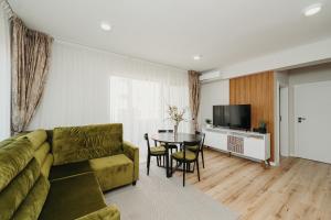 a living room with a couch and a table at Lavender Nest 6 - Hiperbara - Livezeni - 2BR in Livezeni