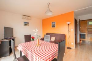 Saint-Simon-de-BordesにあるSaintesのテーブルとソファのあるリビングルーム