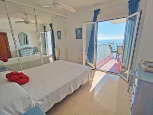 sypialnia z łóżkiem i widokiem na ocean w obiekcie Carabeo Vista Mar w mieście Nerja
