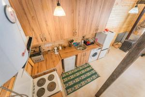 vista sul soffitto di una cucina con armadi in legno di Mountain house in Mestia a Mestia