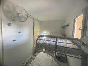 Cama o camas de una habitación en Appartement à 50 m de la mer