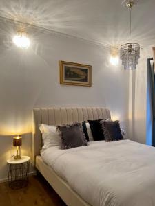 Un dormitorio con una gran cama blanca con dos almohadas. en Via Mille House - new trilocale Riccione - centro, en Riccione 46 fotos más