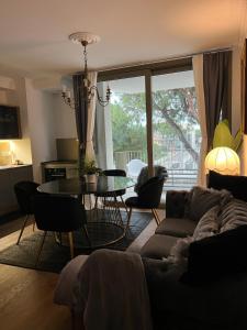 una sala de estar con un sofá y una mesa en Via Mille House - new trilocale Riccione - centro, en Riccione