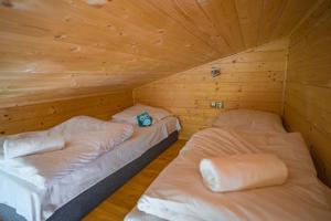 Łóżko lub łóżka w pokoju w obiekcie Apartamenty wśród drzew River Park