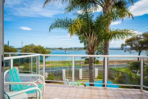 Un balcón con sillas y vista al mar. en Beach Street Apartments, en Merimbula