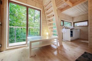 białe biurko w pokoju z oknami w obiekcie Apartamenty wśród drzew River Park w Zatorze
