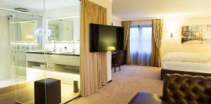 una camera d'albergo con letto e bagno di Hotel Friesacher ad Anif