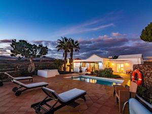 Bazén v ubytování Villa Kura Puerto del Carmen nebo v jeho okolí