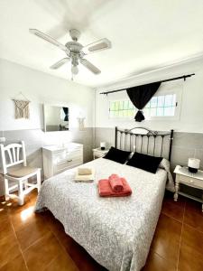 een slaapkamer met een bed met twee handdoeken erop bij Casita perla blanca in Costa de Antigua