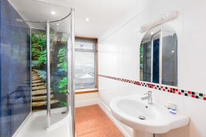 Bilik mandi di Discovery House +45 gambar
