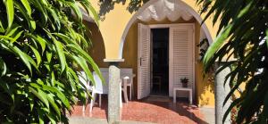 an arched doorway to a house with a table and chairs at HANDICAP 7 Bungalow 4 in San Bartolomé