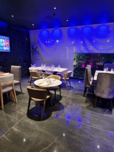 TV a/nebo společenská místnost v ubytování The Fallon Hotel