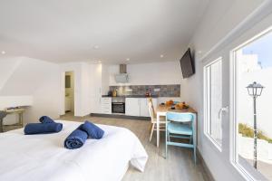 Ένα ή περισσότερα κρεβάτια σε δωμάτιο στο AlmeriaSuite Serenity Home +20 φωτογραφίες