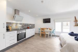 Η κουζίνα ή μικρή κουζίνα στο AlmeriaSuite Serenity Home +20 φωτογραφίες