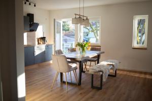 a kitchen and dining room with a table and chairs at BEST STAY NEU Ferienhaus Rhöner Auszeit Dietershausen in Künzell
