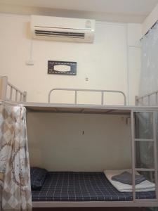 a bunk bed with a air conditioner on the ceiling at มังกรเลโฮสเทล Mangkonlay Hostel in Ban Khlong Pak +37 photos
