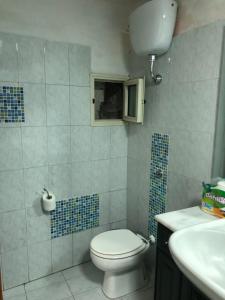 a bathroom with a toilet and a sink at Casa di Codo in Naples