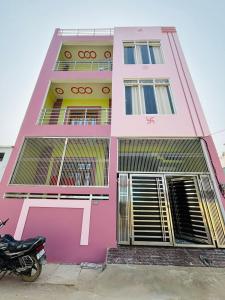 FaizābādにあるSHREE Dham HOME STAYの真っ暗な建物