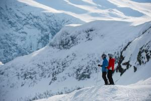 KittelfjällにあるHotell Kittelfjällの雪山の頂上に立つ二人 +29枚の写真