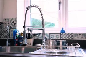Dapur atau dapur kecil di Modern 5 Bed 2 Bath Home with Parking +54 gambar