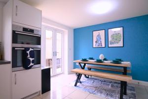 Dapur atau dapur kecil di Modern 5 Bed 2 Bath Home with Parking