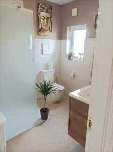 Ένα μπάνιο στο Clifden Wildflower Cottage - Clifden Countryside Lettings +35 φωτογραφίες