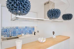 een keuken met blauwe en witte tegels op de muur bij Terrazza Giudecca Gallipoli in Gallipoli
