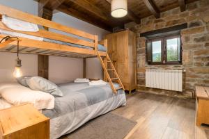 a bedroom with a bunk bed and a desk at Cabaña Pasiega El Ojal B in San Pedro del Romeral