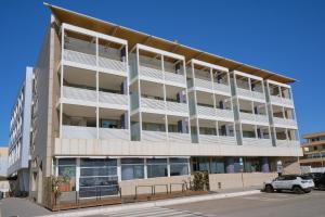 een appartementengebouw met een witte auto ervoor geparkeerd bij Terrazza Giudecca Gallipoli in Gallipoli +15 foto's