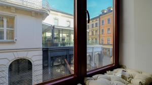 una ventana con vista a una calle de la ciudad en Vintage apartments Floriańska street - By Hosty, en Cracovia