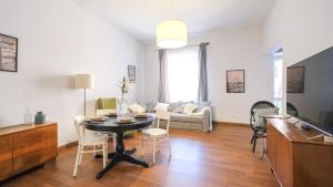 una sala de estar con una mesa y un sofá en Vintage apartments Floriańska street - By Hosty, en Cracovia