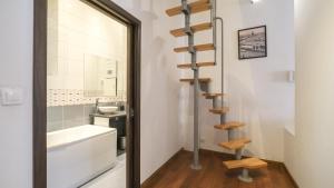 Un baño con bañera, inodoro y lavabo. en Vintage apartments Floriańska street - By Hosty, en Cracovia 37 fotos más