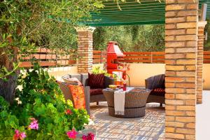 Taman di luar Villa Nitsa Signature Villa in exquisite Northeastern Corfu Greece