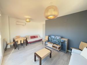A seating area at ACV- Costa Marfil II-2ª linea planta 6 frontal