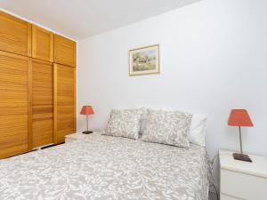 um quarto branco com uma cama e 2 candeeiros em Live Candelaria Serviola with balcony em Candelaria