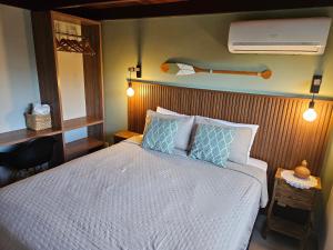 a bedroom with a bed with a baseball bat on the wall at Casa Absolute Summer Breeze e Piscina in Morro de São Paulo +15 photos