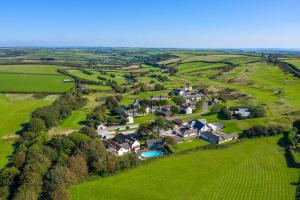 eine Luftansicht eines Hauses auf einem Feld in der Unterkunft Bay Tree Cottage - cosy home near beach in Woolacombe