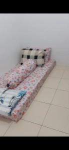 eine Bank mit Kissen auf dem Boden in einem Zimmer in der Unterkunft Villa Brastagi Gunung Mas B7 in Berastagi