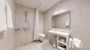 Koupelna v ubytování Nonanteneuf appart hōtel Genève Étang - Airport - contactless check-in + 22 fotografií