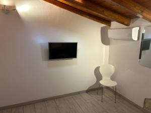 Televízia a/alebo spoločenská miestnosť v ubytovaní Deni's Apartments