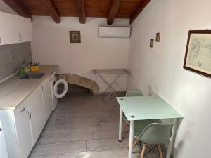 Kuchyňa alebo kuchynka v ubytovaní Deni's Apartments