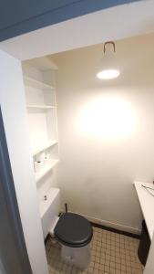ein Badezimmer mit einer Toilette mit schwarzem Deckel in der Unterkunft cozy Nest,Paris,Opera,Disney,La Défense, in Bondy + 23 Fotos