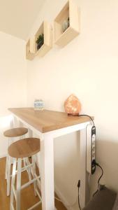 Zimmer mit einem weißen Schreibtisch mit zwei Stühlen in der Unterkunft cozy Nest,Paris,Opera,Disney,La Défense, in Bondy