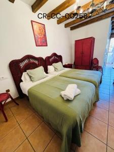 Giường trong phòng chung tại Casa Rural Puerto del Emperador