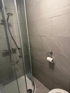 Ένα μπάνιο στο Self Contain Summer House Ensuite Room
