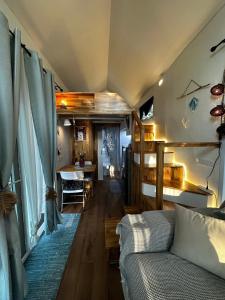 ein Wohnzimmer mit einer Couch und einem Tisch in der Unterkunft Oniro 2 Beachfront Tiny House at Koh Samui in Ban Na We
