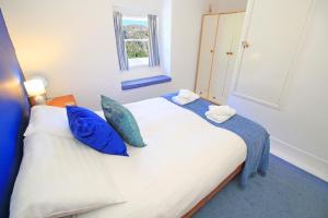 En eller flere senge i et værelse på Riverbank Cottage